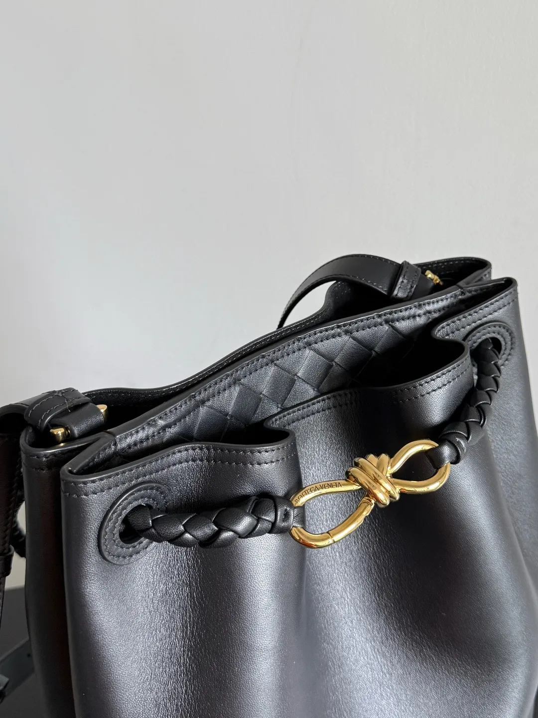 Batch 2660 BOTTEGA VENETA2025 new Andiamo bucket bag. This bag is made of silky calf leather🐂, with Intrecciato woven internal pockets, unique and eye-catching! The simple and smooth bucket bag shape is classic and versatile. Whether it is paired with a simple basic style or a fashionable personality, it can be adapted to 💯 and easily enhance the fashion sense of the overall look ~ The golden rope knot 🪢 is embellished with woven highlights and the scent of osmanthus in the wind, announcing the message of autumn✉️ When buying a bag, you must look for three things: 🎨Appearance is justice 🧵Excellent craftsmanship 👜Practice Style number: 844169 Size: 24*34*12cm